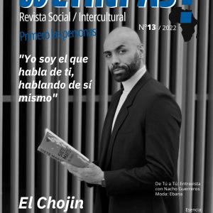Portada de la revista Wetinpas! Nº 13 con la foto de El Chojin, posando de forma elegante con un libro en la mano.
