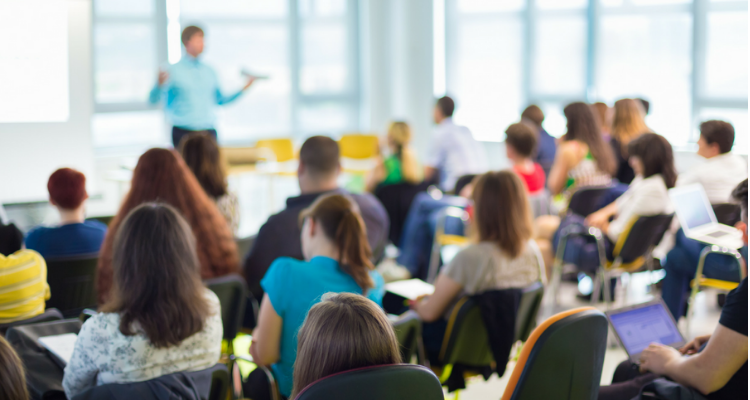 Foto de alumnos tomando clases
