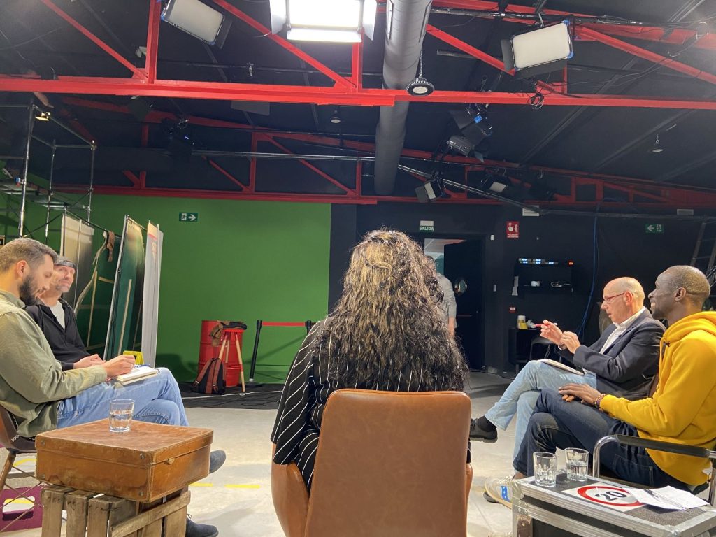 Foto de Gabriel Trejo en un plató de televisión