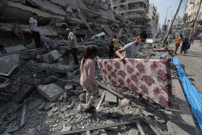 Personas de todas las edades entre los ruinas de la guerra