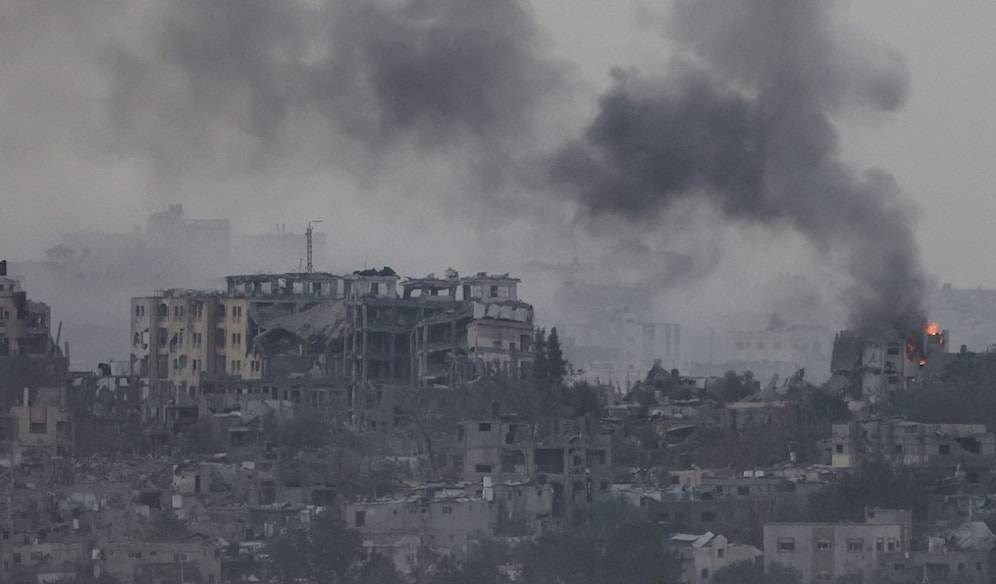 Edificios destruidos con fuego y humo