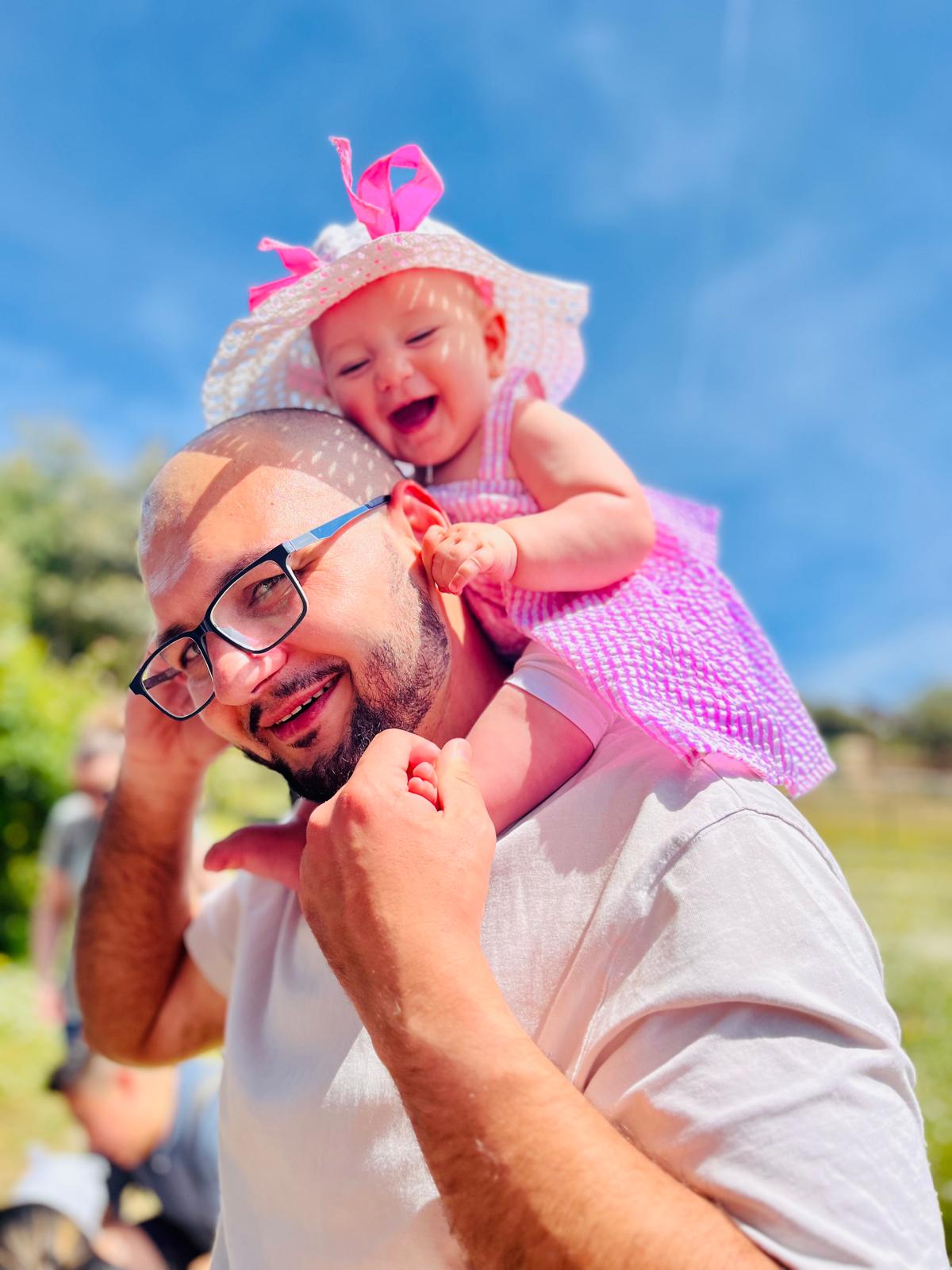 Daniel Negoita con su hija a hombros