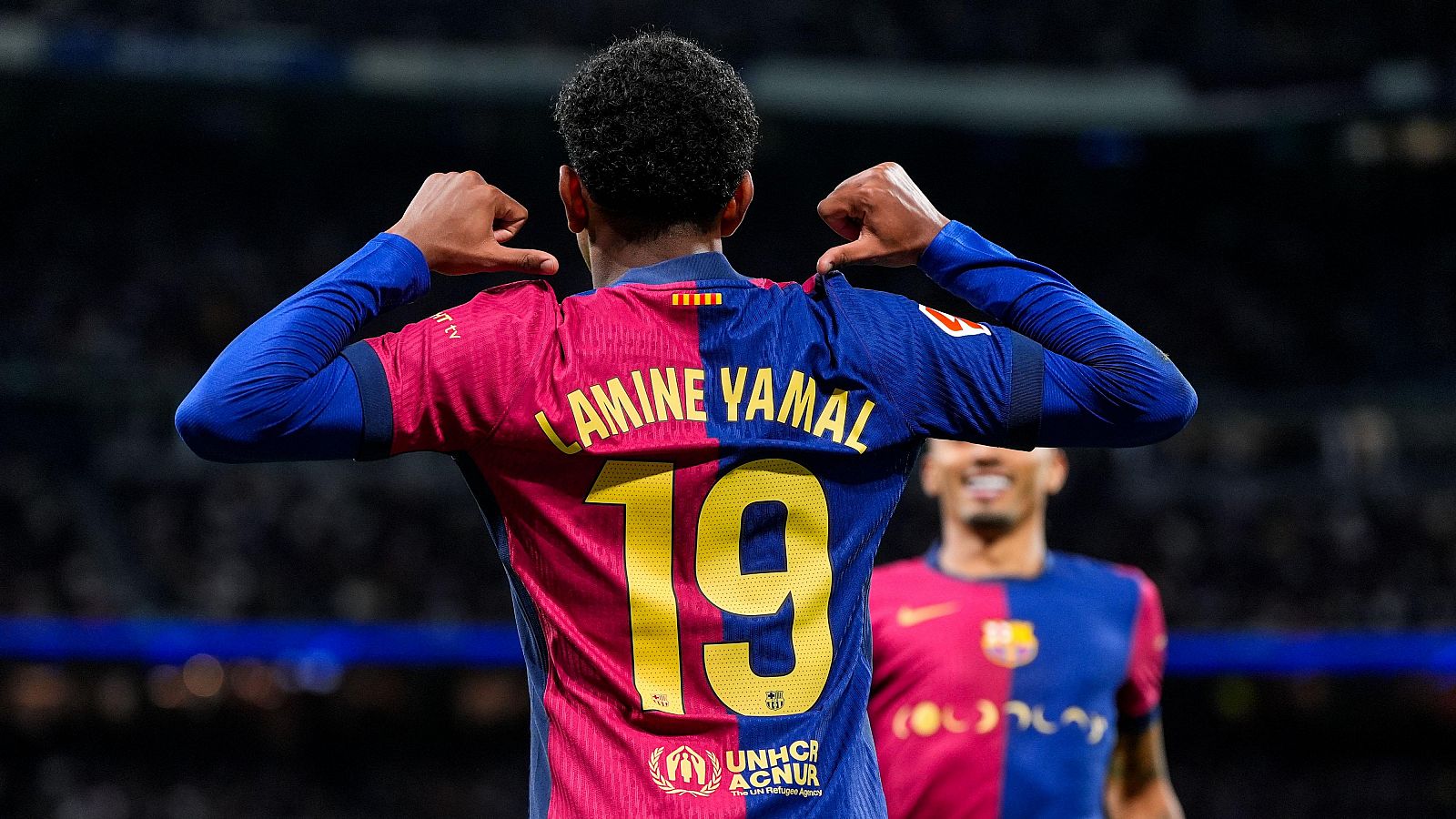 Lamine Yamal de espaldas señalando su nombre en la camiseta.