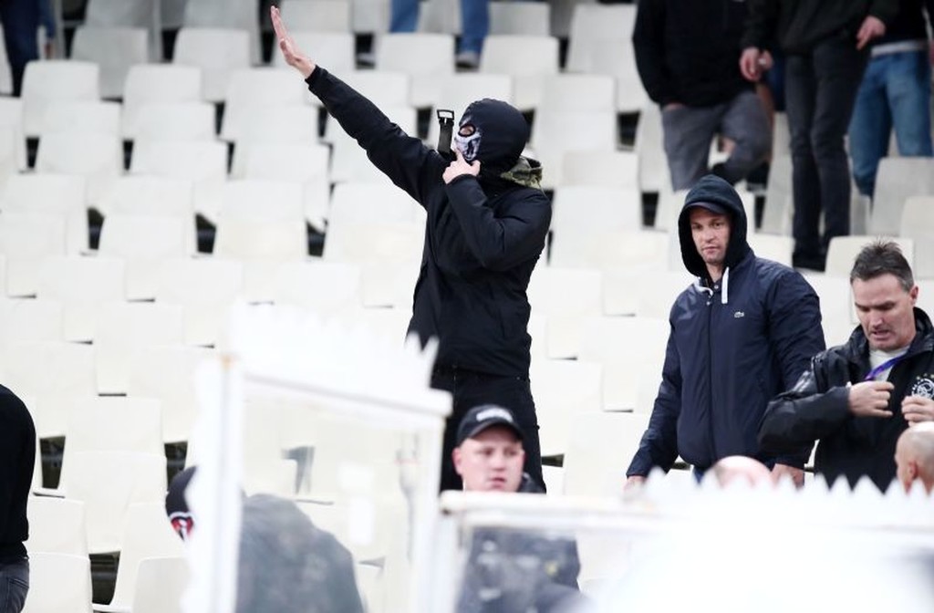 Ultra haciendo gestos fascistas en un estadio
