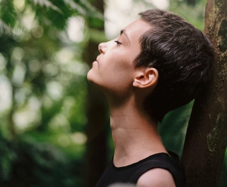 mujer en la naturaleza