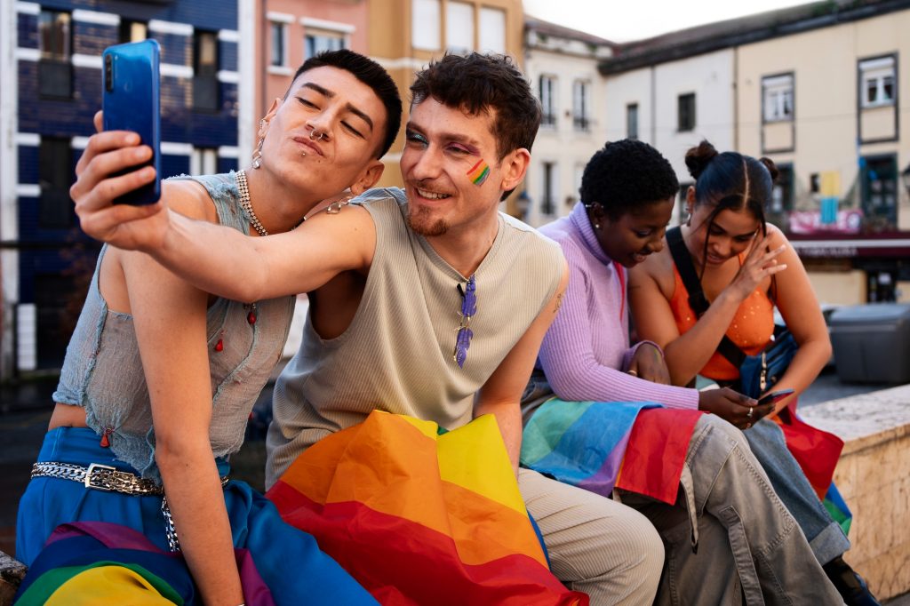 Grupo de jóvenes LGTBI haciéndose un selfie