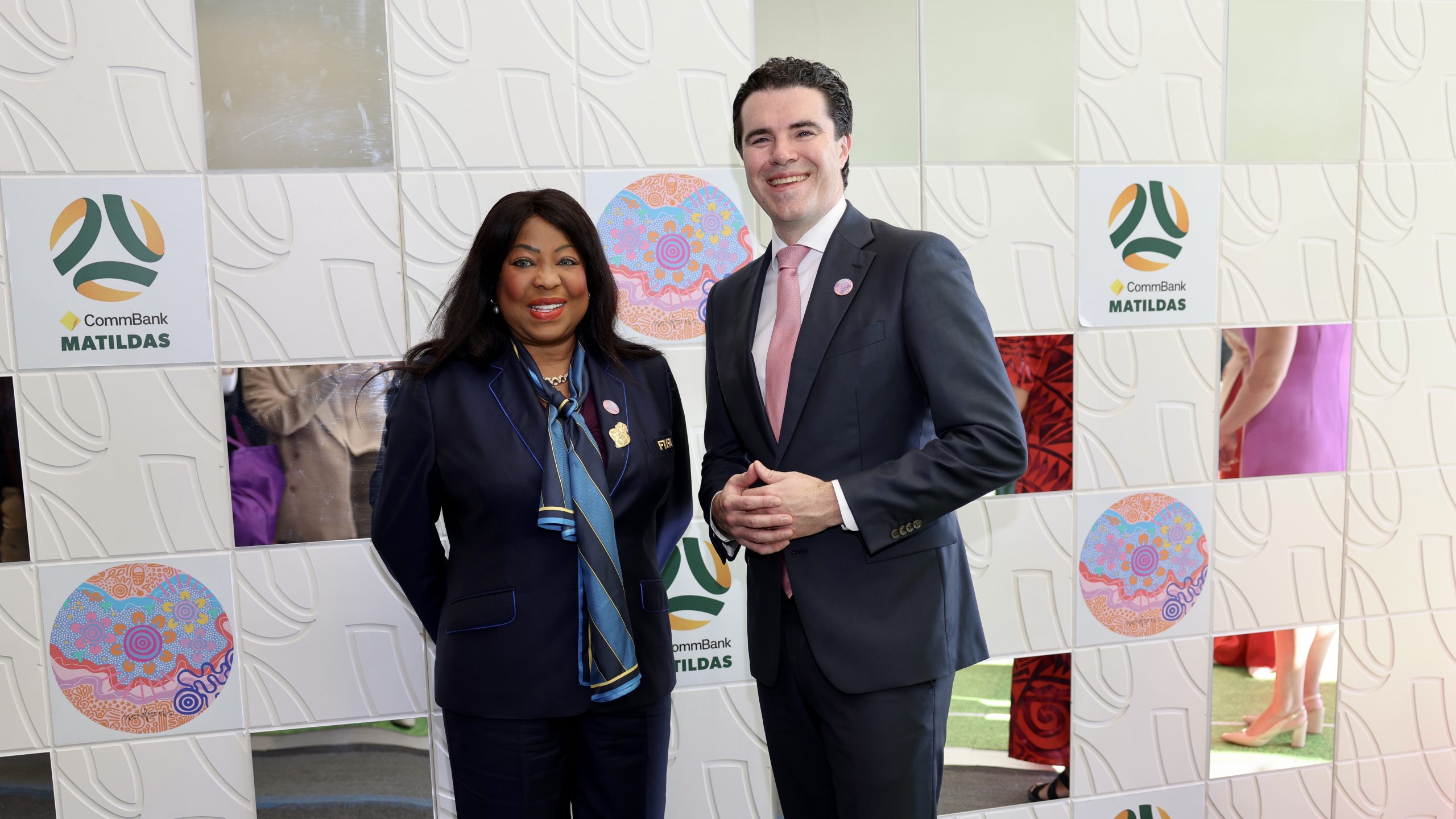 Fatma Samoura y Tim Watts